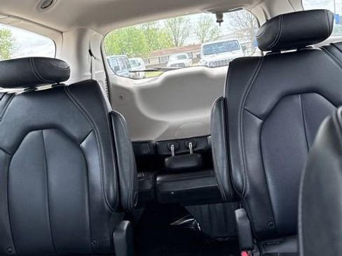 Used 2023 Chrysler Pacifica Touring-L FWD image 16