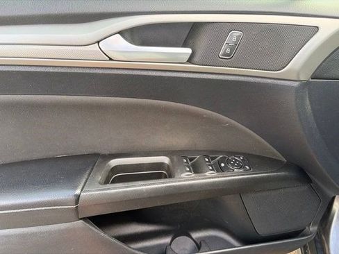 Used 2019 Ford Fusion SE FWD image 13