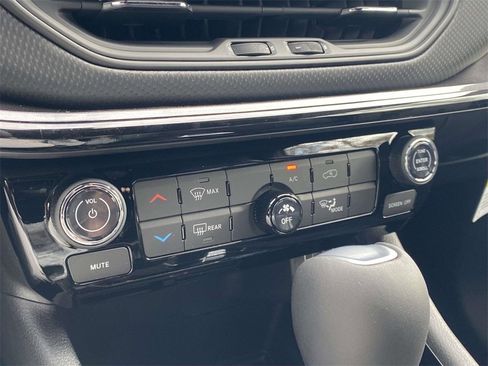 New 2026 Jeep Compass Latitude image 17