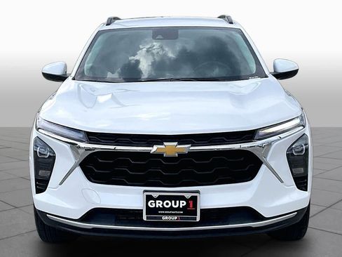 Used 2025 Chevrolet Trax LT w/ LT Convenience Package FWD image 4