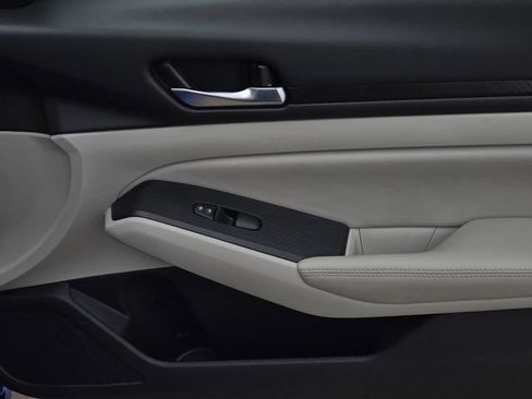 Used 2025 Nissan Altima 2.5 SV image 8