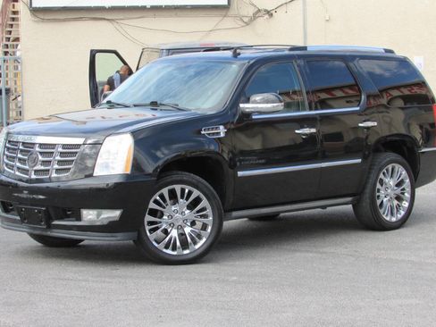 Used 2009 Cadillac Escalade 2WD image 3