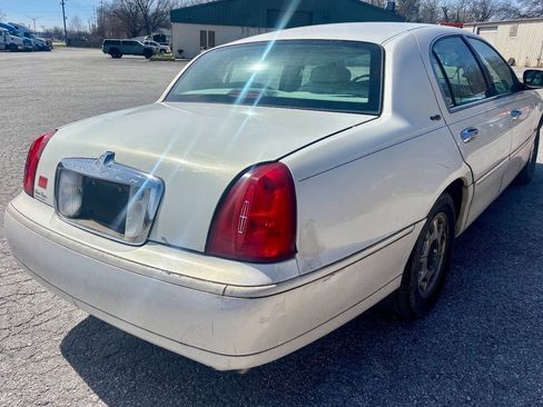 Used 2000 Lincoln Town Car Signature RWD image 7
