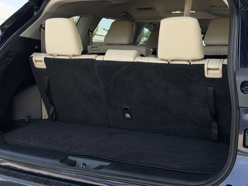 Used 2024 Toyota Highlander XLE FWD image 30