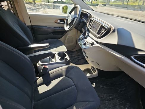 Used 2018 Chrysler Pacifica Touring Plus w/ Tire & Wheel Group FWD image 10