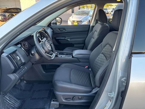 Used 2025 Nissan Pathfinder SV FWD image 29