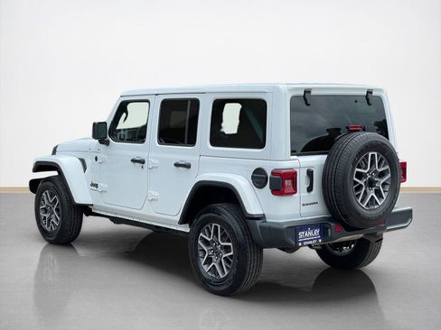Used 2025 Jeep Wrangler Unlimited Sahara AWD/4WD image 5