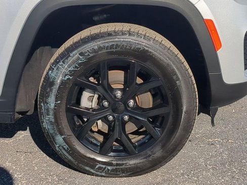 Used 2024 Jeep Grand Cherokee Altitude image 11