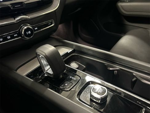 Certified 2025 Volvo XC60 B5 Plus image 21