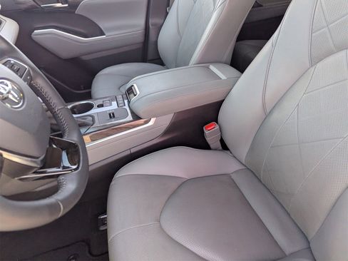 Used 2020 Toyota Highlander Platinum image 17