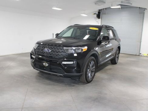 Used 2023 Ford Explorer XLT w/ Equipment Group 202A image 4