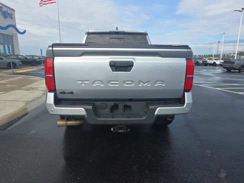 Used 2024 Toyota Tacoma TRD Sport w/ TRD Sport Upgrade Package image 4