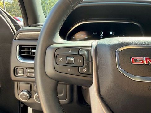 Used 2024 GMC Yukon SLT w/ SLT Luxury Package RWD image 13