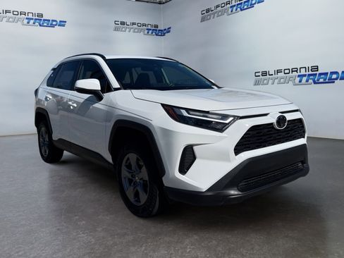 Used 2022 Toyota RAV4 XLE w/ Convenience Package FWD image 3
