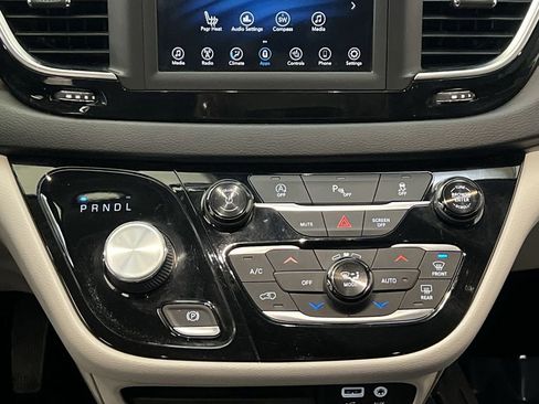 Used 2019 Chrysler Pacifica Touring-L image 19