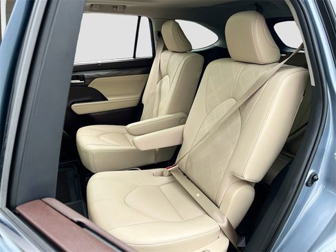 Used 2020 Toyota Highlander Platinum image 25
