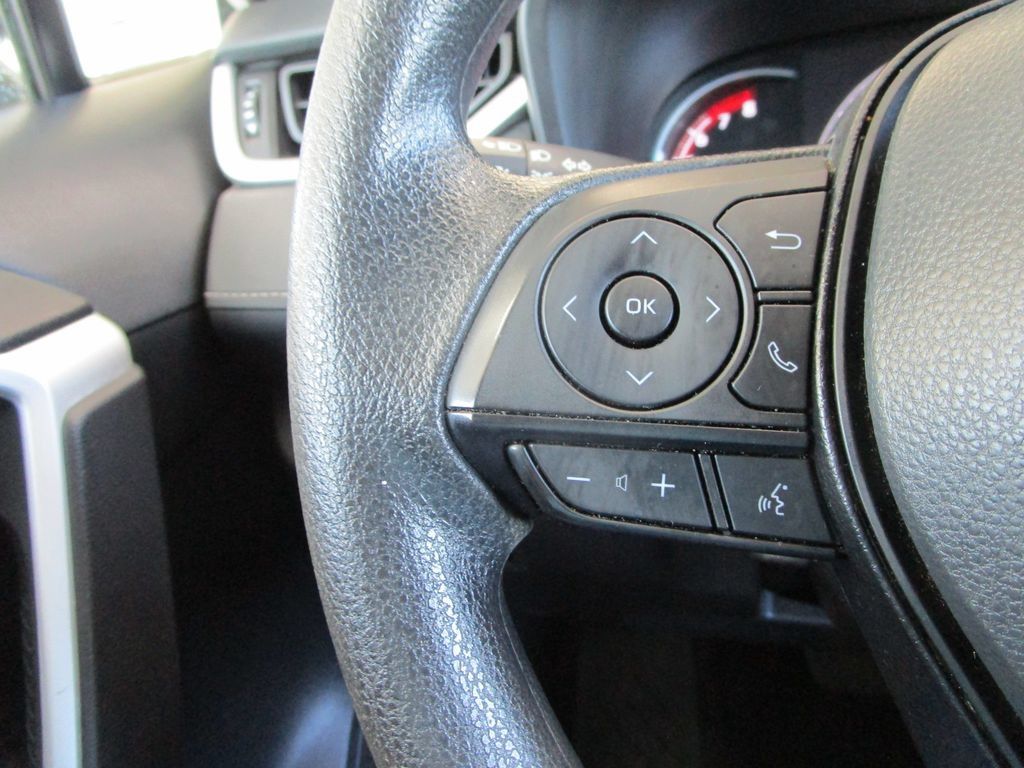 Used 2025 Toyota RAV4 XLE FWD image 31