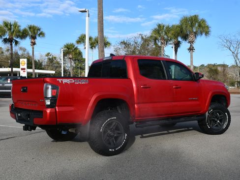 Used 2018 Toyota Tacoma TRD Sport image 4