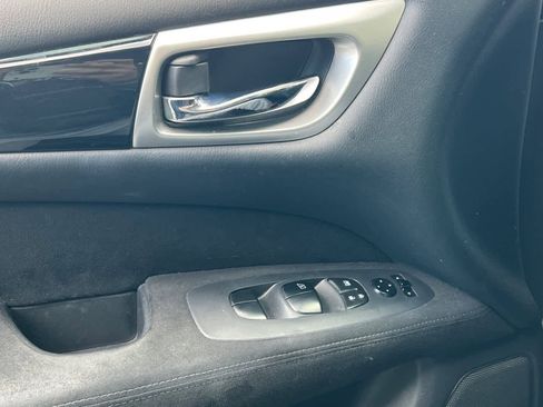 Used 2015 Nissan Pathfinder S image 13