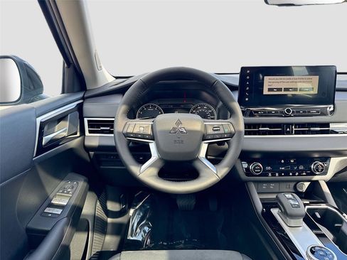 New 2026 Mitsubishi Outlander SE image 21