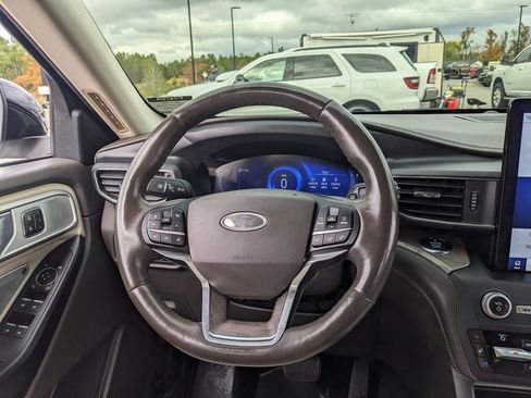 Used 2020 Ford Explorer Platinum w/ Premium Technology Package image 24