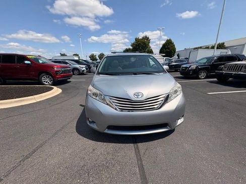 Used 2015 Toyota Sienna XLE Premium FWD image 2