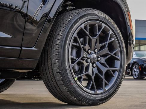 New 2026 Jeep Grand Cherokee Summit image 9