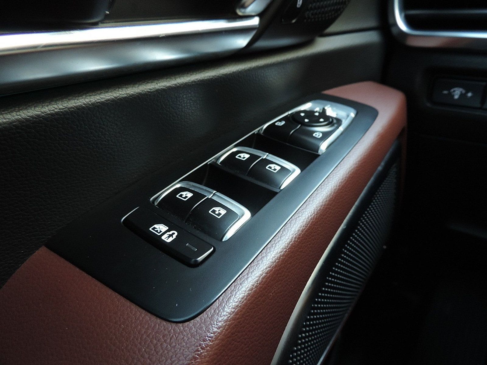 Used 2024 Kia Telluride SX w/ Towing Package FWD image 22