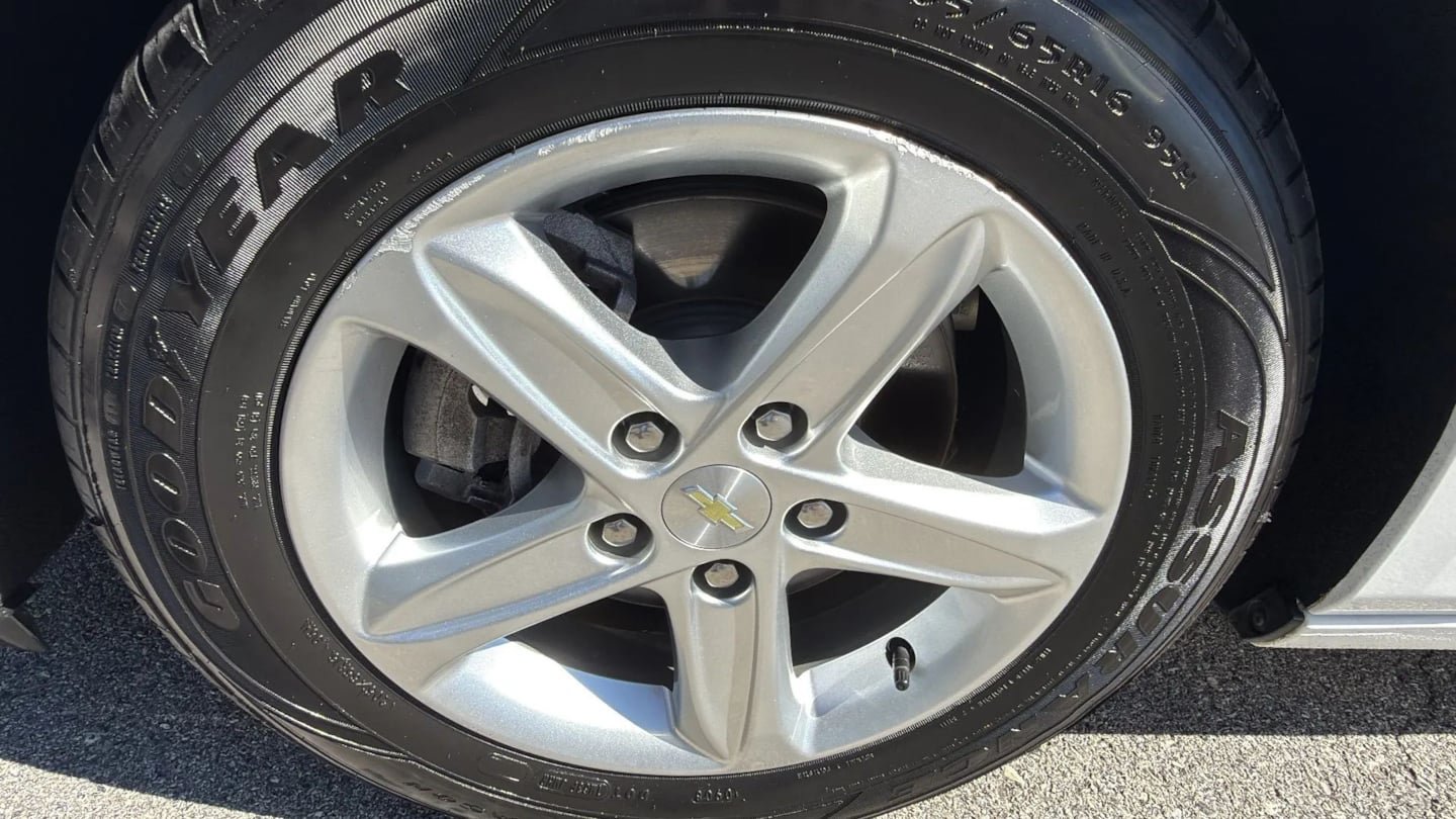 Used 2020 Chevrolet Malibu LS FWD image 25