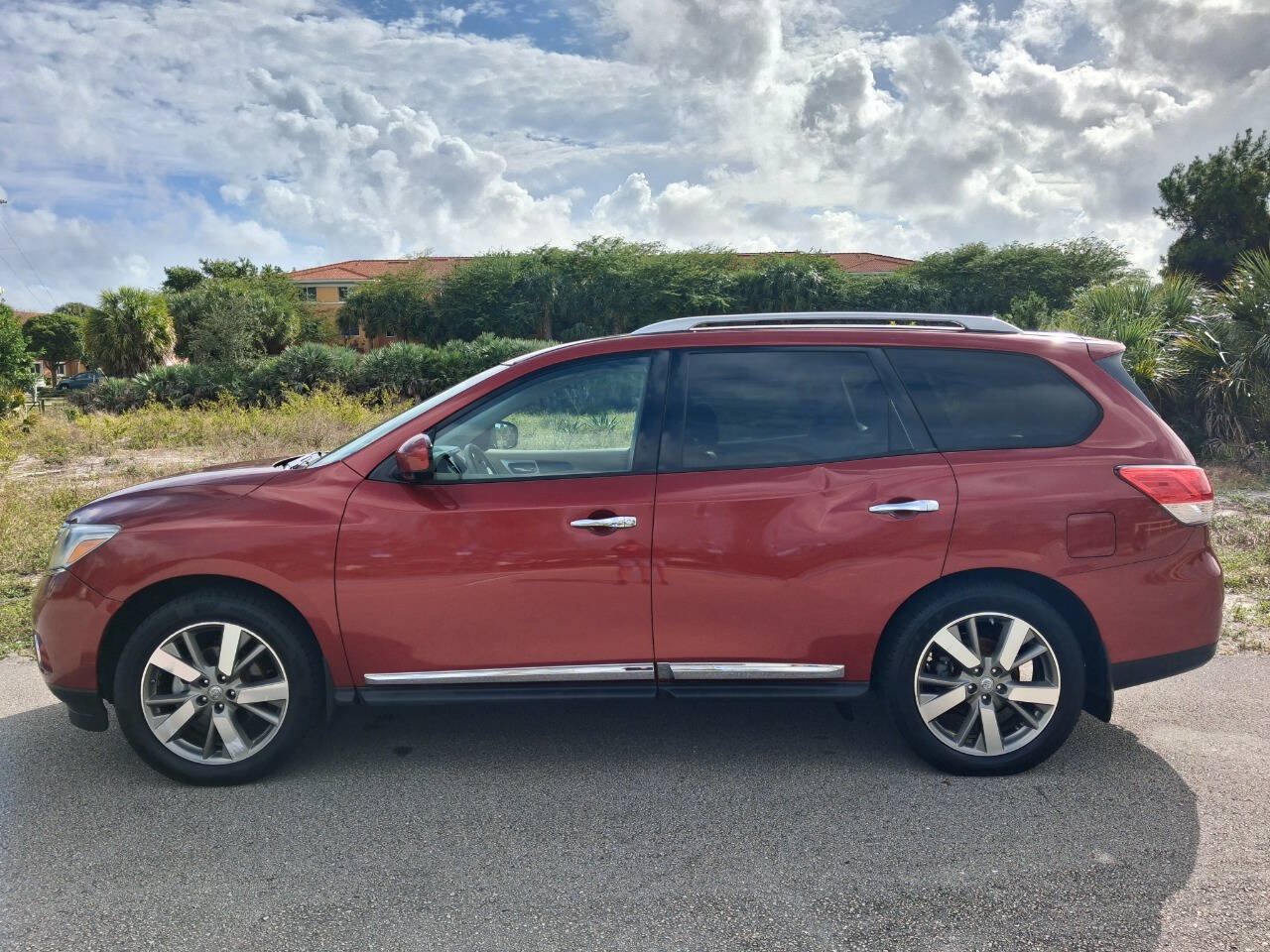 Used 2015 Nissan Pathfinder Platinum FWD image 1