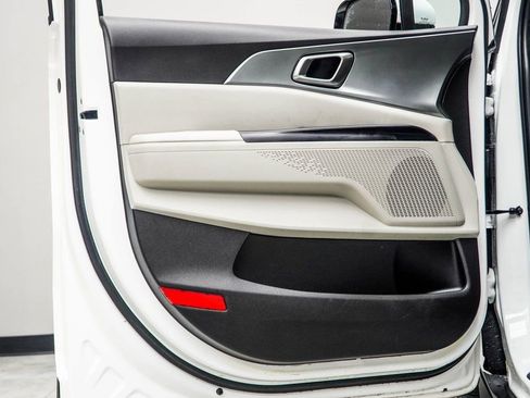 Used 2024 Kia Carnival LX image 32