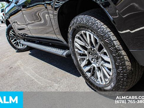 Used 2025 Chevrolet Suburban Z71 AWD/4WD image 13