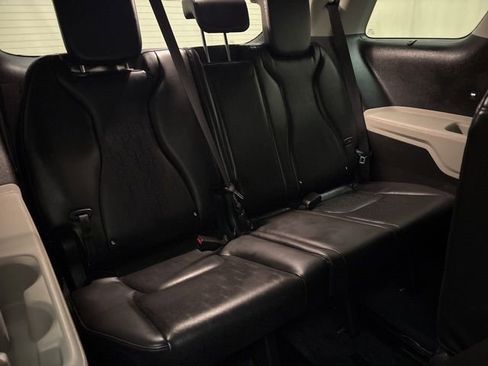 Used 2024 Kia Carnival EX FWD image 23