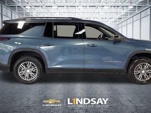 Used 2025 Chevrolet Traverse LT AWD/4WD image 2