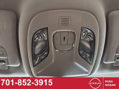 Used 2018 Jeep Compass Latitude w/ Cold Weather Group AWD/4WD image 33