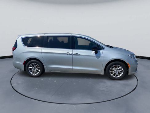 Used 2024 Chrysler Pacifica Touring-L FWD image 9