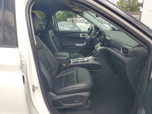 Used 2024 Ford Explorer XLT w/ Equipment Group 202A AWD/4WD image 9