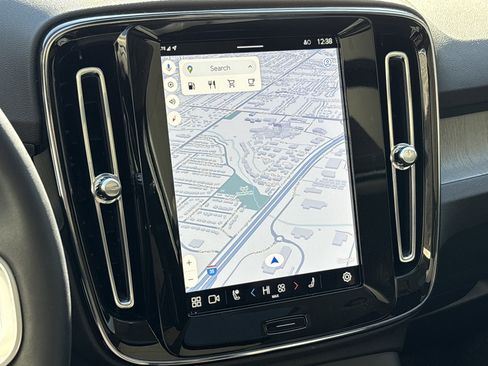 Used 2025 Volvo XC40 B5 Core image 24