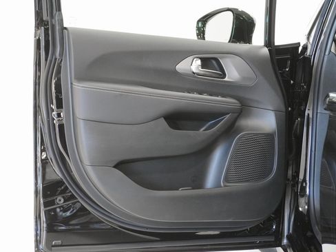 New 2026 Chrysler Voyager LX image 5