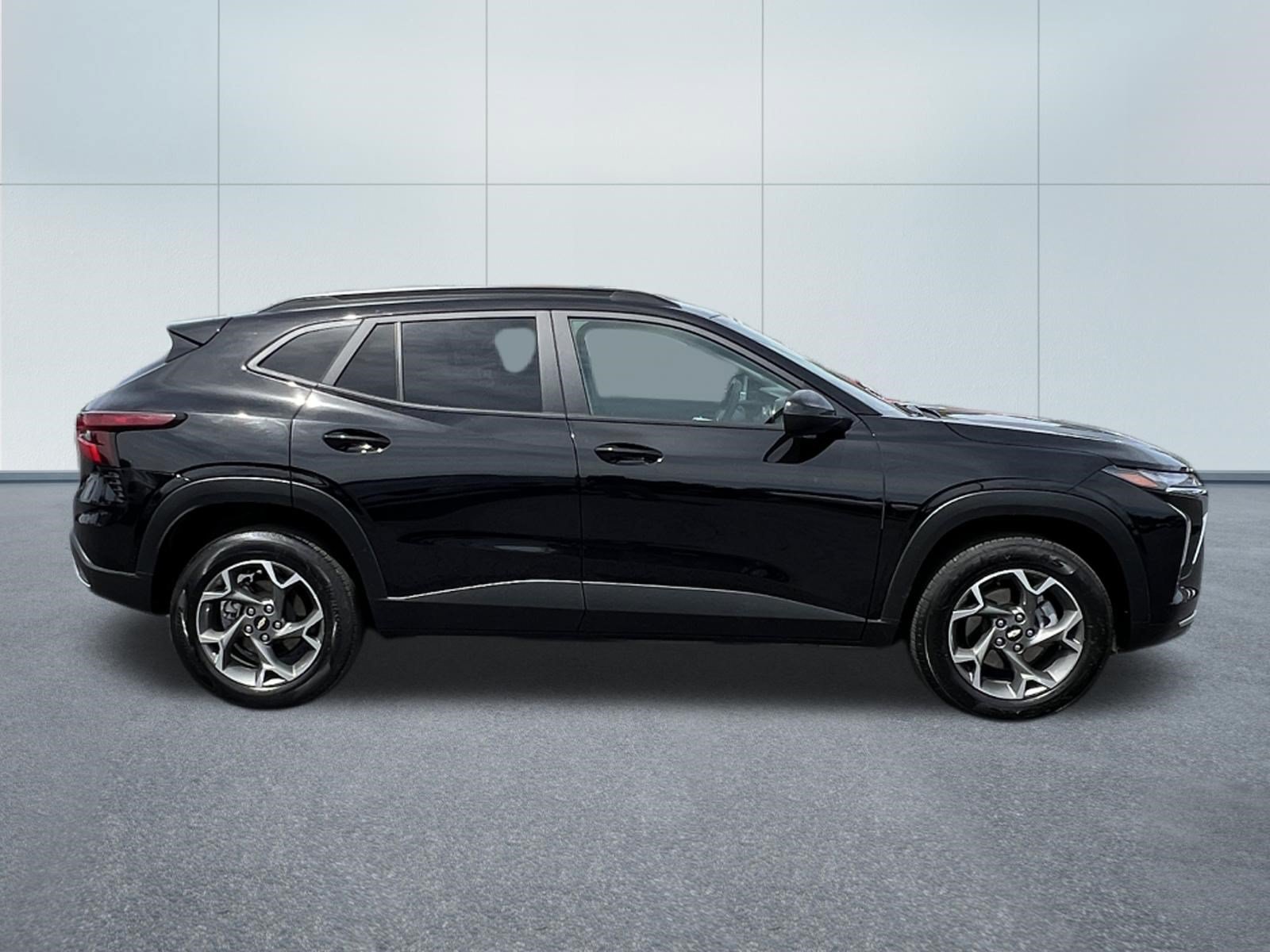 Used 2025 Chevrolet Trax LT FWD image 7