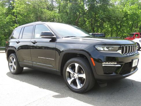 Used 2023 Jeep Grand Cherokee Limited AWD/4WD image 3