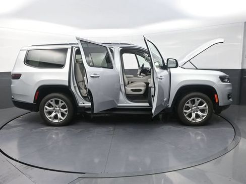 Used 2022 Jeep Wagoneer Series II AWD/4WD image 38