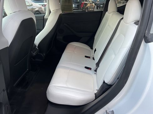 Used 2022 Tesla Model Y Long Range image 18