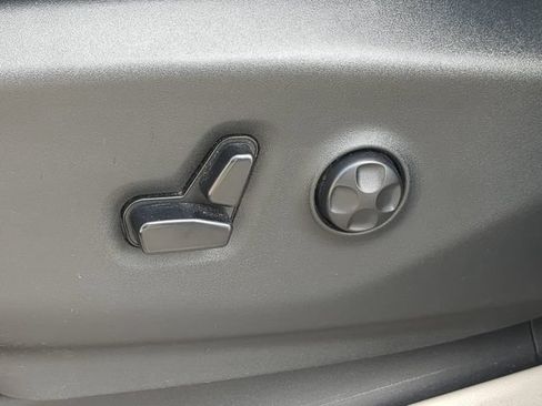 Used 2019 Chrysler Pacifica Limited w/ Advanced Safetytec Group FWD image 23