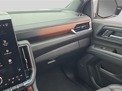 Used 2025 GMC Yukon XL Denali AWD/4WD image 25