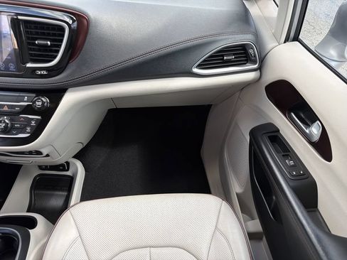 Used 2017 Chrysler Pacifica Limited w/ UConnect Theater Package FWD image 18