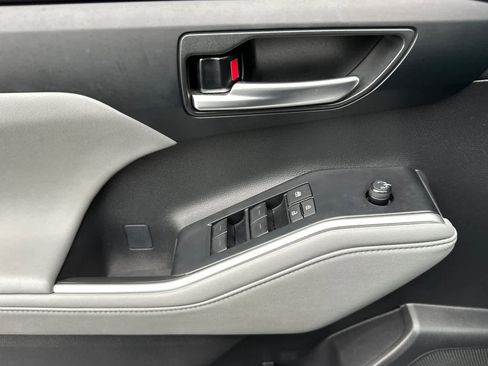 Used 2023 Toyota Highlander XLE image 12