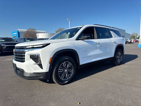 Used 2026 Chevrolet Traverse LT FWD image 2