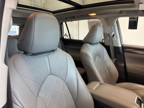 Used 2024 Toyota Highlander Platinum AWD/4WD image 31