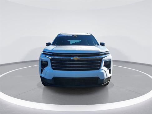 Used 2025 Chevrolet Traverse LT image 3
